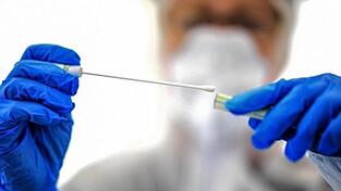 Von 149 Getesteten in der Gemeinschaftsunterkunft in der Dieselstra&szlig;e in Regensburg sind zehn Personen mit dem neuartigen Coronavirus infiziert (Symbolbild).