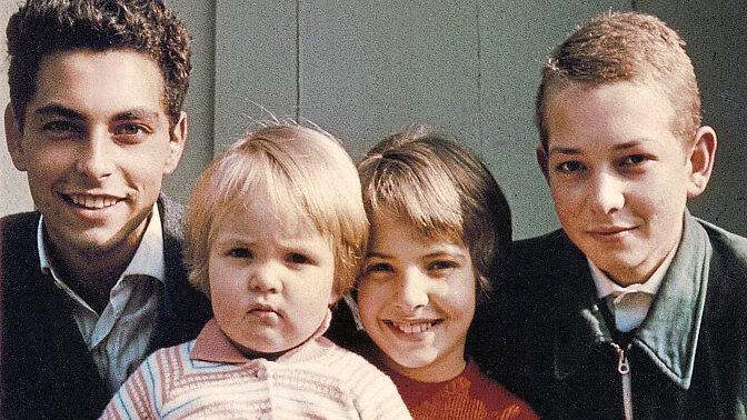 Michaela May (2. v. r.) mit ihren Geschwistern Hans (l.), Gundi und Karl 1962. Alle drei Geschwister haben sich das Leben genommen.