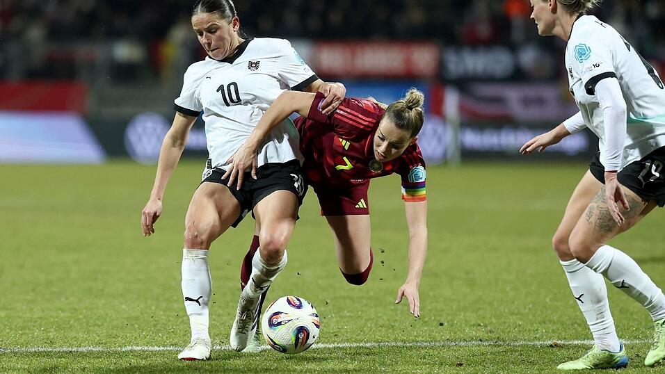 Gegen Österreich gelingt DFB-Kapitänin Giulia Gwinn (M.) und ihren Kolleginnen vor der Pause wenig.