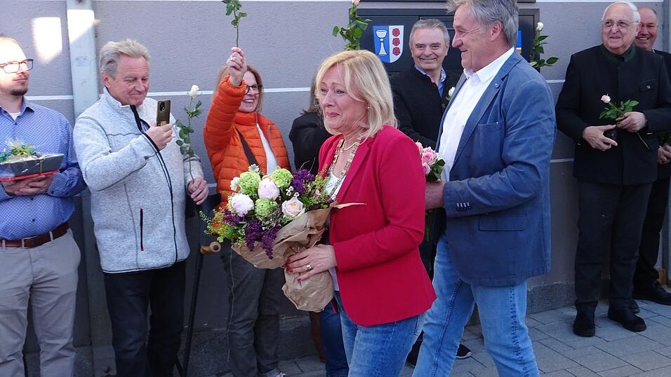 Sichtlich ger&uuml;hrt und bewegt schritt Rosa-Maria Mauerer mit ihrem Lebensgef&auml;hrtin Hans das Spalier ab.