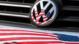 Die US-Fahne spiegelt sich am 13.05.2009 in Chattanooga (US-Bundesstaat Tennessee) in Logo und K&uuml;hlergrill eines Volkswagen-Fahrzeugs.