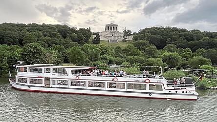 Die MS Joahnnes Kepler auf der Donau vor der Walhalla.