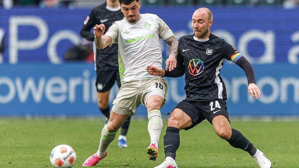Abstiegskampf pur in Wolfsburg mit VfL-Spielmacher Christian Eriksen (r) und Werder-Profi Cameron Puertas. Abstiegskampf pur in Wolfsburg mit VfL-Spielmacher Christian Eriksen (r) und Werder-Profi Cameron Puertas.
