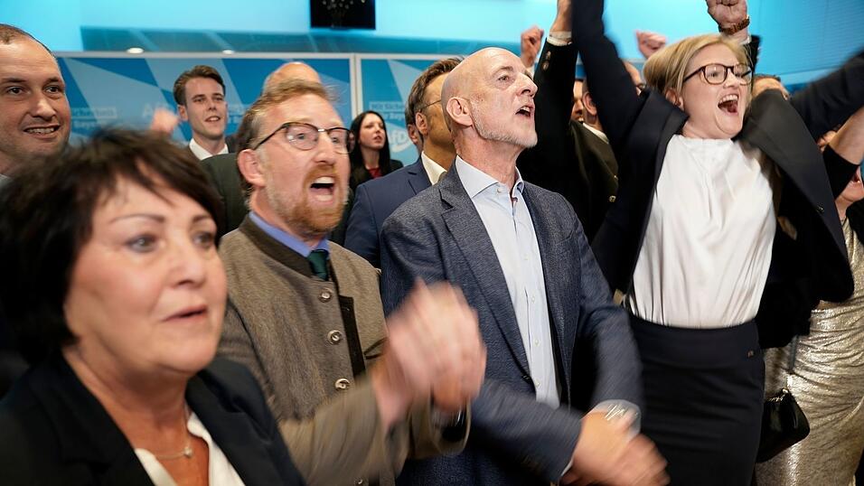 Katrin Ebner-Steiner (r) und weitere AfD-Politiker feiern bei der Wahlparty der AfD. Katrin Ebner-Steiner (r) und weitere AfD-Politiker feiern bei der Wahlparty der AfD.