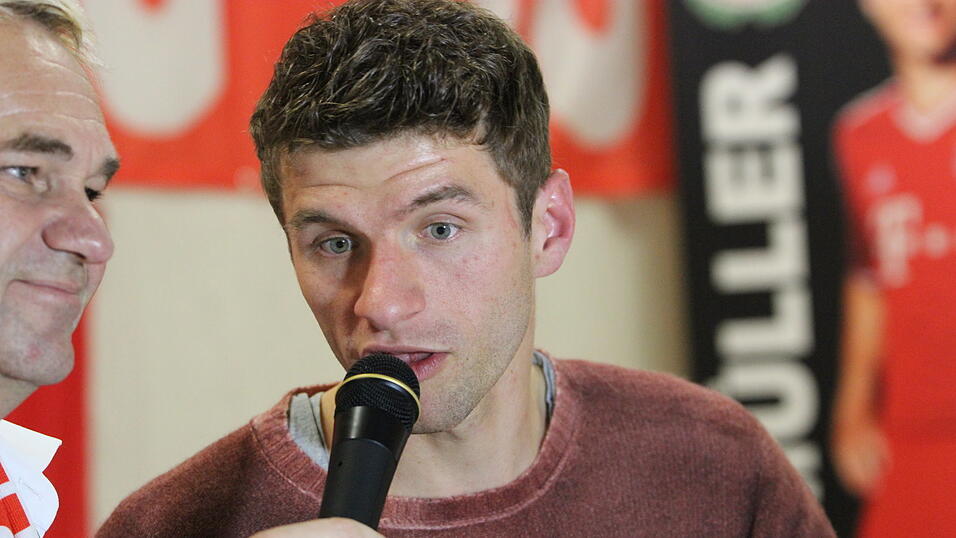 Thomas Müller besuchte am Sonntagnachmittag den 'FC Bayern-Fanclub Straubing '93'. (Foto: Fabian Roßmann) Thomas Müller besuchte am Sonntagnachmittag den 'FC Bayern-Fanclub Straubing '93'. (Foto: Fabian Roßmann)