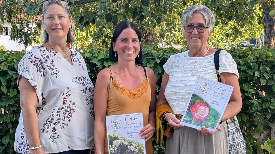 OGV-Vorsitzende Karin Arbinger (v.l.) gratulierte Elke Piwerka zum ersten und Helga Wildenberger zum zweiten Platz. OGV-Vorsitzende Karin Arbinger (v.l.) gratulierte Elke Piwerka zum ersten und Helga Wildenberger zum zweiten Platz.