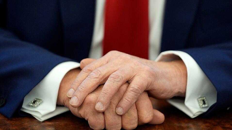 Was unterzeichnen diese H&auml;nde als N&auml;chstes? Die US-Pr&auml;sidentschaft Donald Trumps sch&uuml;rt Bef&uuml;rchtungen in der deutschen Wirtschaft. (Symbolbild)