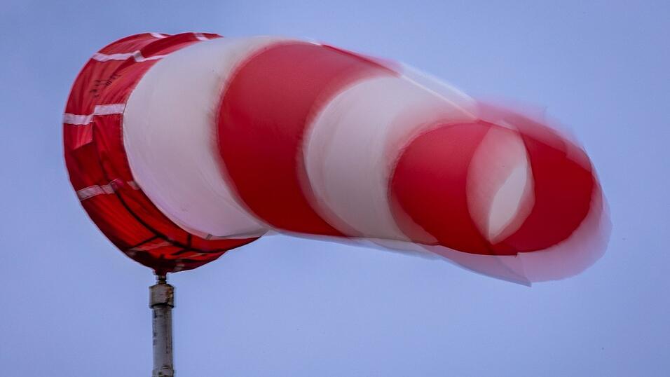Der Deutsche Wetterdienst warnt vor Windböen im Raum Straubing.