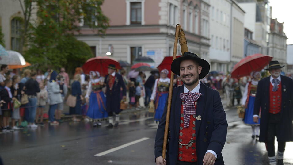 Zahlreiche Musik- und Trachtengruppen zogen nach dreij&auml;hriger Pause am Freitagabend zum Festplatz Am Hagen.&nbsp;