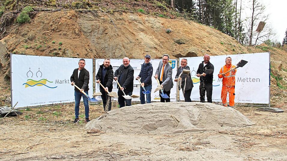 Setzten den ersten Spatenstich für den neuen Mettener Bauhof an der Egger Straße (v. l.): Christian Aschenbrenner von der Zimmerei Aschenbrenner, Architekt Felix Lorenz, Architekt Georg Lorenz, dritter Bürgermeister Stefan Murr, erster Bürgermeister Andreas Moser, zweiter Bürgermeister Herbert Stadler, Bauunternehmer Hermann Leitl und Bauhofleiter Franz Mader. Setzten den ersten Spatenstich für den neuen Mettener Bauhof an der Egger Straße (v. l.): Christian Aschenbrenner von der Zimmerei Aschenbrenner, Architekt Felix Lorenz, Architekt Georg Lorenz, dritter Bürgermeister Stefan Murr, erster Bürgermeister Andreas Moser, zweiter Bürgermeister Herbert Stadler, Bauunternehmer Hermann Leitl und Bauhofleiter Franz Mader.