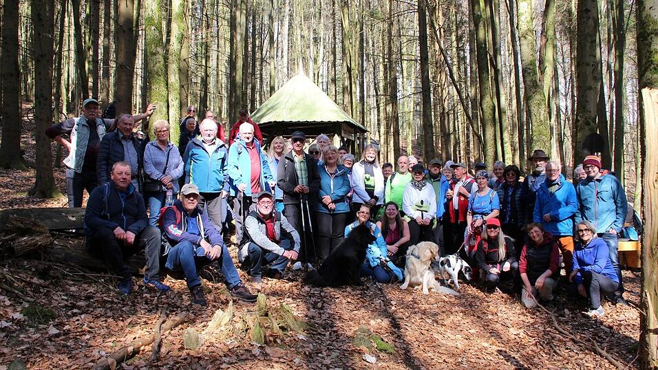Mit einer Abordnung von rund 100 Teilnehmern war der Further Waldverein zum Böhmischen Brunnen gekommen. Mit einer Abordnung von rund 100 Teilnehmern war der Further Waldverein zum Böhmischen Brunnen gekommen.