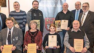 B&uuml;rgermeister Stefan Scheibenzuber (l.) und zweiter B&uuml;rgermeister Ludwig Thoma (v.r.) sowie Pfarrer Thomas Diermeier freuen sich mit den im Rahmen des Neujahrsempfangs Geehrten.