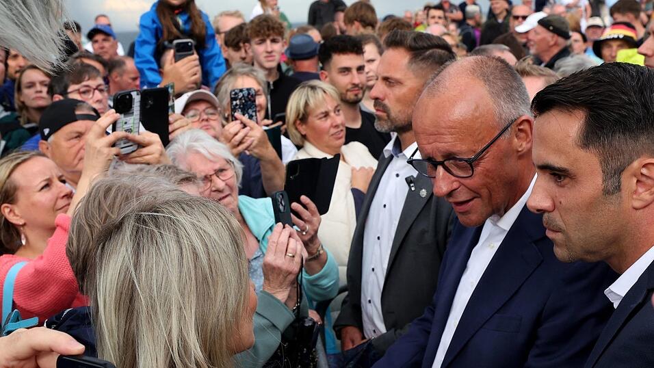Ein Besuch an einem Wahlkampfstand in Kühlungsborn ist der Wahlkampfauftakt für Merz im Osten. Ein Besuch an einem Wahlkampfstand in Kühlungsborn ist der Wahlkampfauftakt für Merz im Osten.