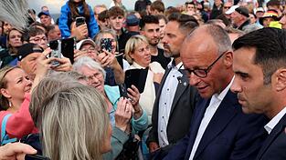 Ein Besuch an einem Wahlkampfstand in Kühlungsborn ist der Wahlkampfauftakt für Merz im Osten. Ein Besuch an einem Wahlkampfstand in Kühlungsborn ist der Wahlkampfauftakt für Merz im Osten.