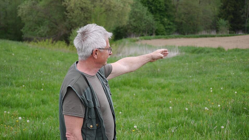 Fritz Birkeneder von der zust&auml;ndigen Kreisgruppe des Bayerischen Jagdverbands e. V. zeigt die Stelle, wo der Wolf erstmalig fotografiert wurde.