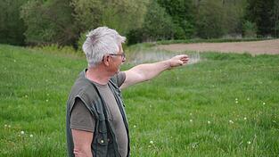 Fritz Birkeneder von der zust&auml;ndigen Kreisgruppe des Bayerischen Jagdverbands e. V. zeigt die Stelle, wo der Wolf erstmalig fotografiert wurde.