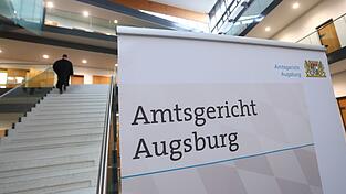 Ein Vater muss sich mit seiner Ehefrau vor dem Augsburger Amtsgericht verantworten, weil es immer wieder zu Misshandlungen des Sohnes gekommen sein soll. (Symbolfoto)