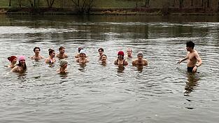 Eine Gruppe von Studierenden des TUM Campus geht seit zwei Jahren regelmäßig in die Donau zum Eisbaden. Eine Gruppe von Studierenden des TUM Campus geht seit zwei Jahren regelmäßig in die Donau zum Eisbaden.