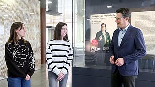 Archivleiter Thomas Paringer mit Archivinspektorin Bernadette Heller (links) und Johanna Girschick, die die Ausstellung bearbeitet hat.
