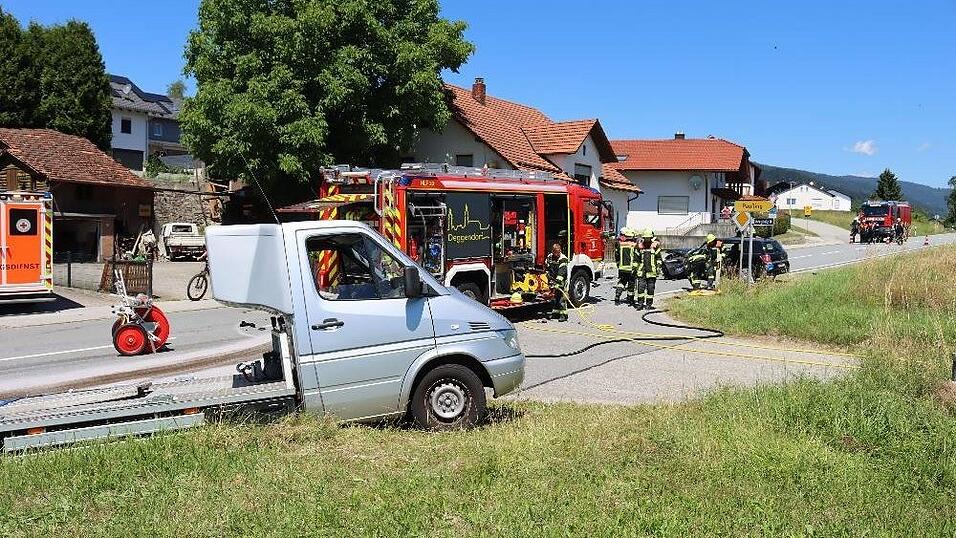 Bei Niederkandlbach im Landkreis Deggendorf ist es zu einem schweren Unfall gekommen. Bei Niederkandlbach im Landkreis Deggendorf ist es zu einem schweren Unfall gekommen.