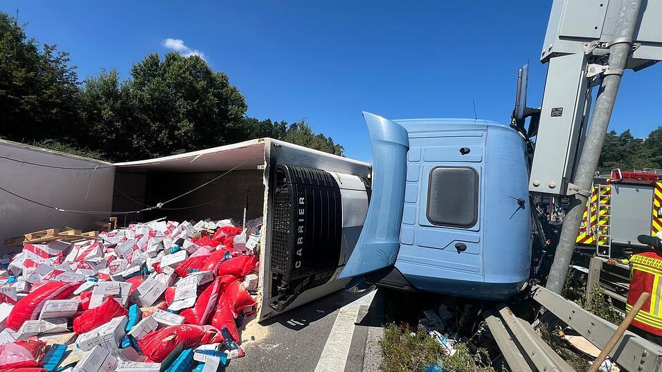 Ein Lastwagen kippte am Dienstag auf der A93 bei Regenstauf um und blieb quer zur Fahrbahn in Fahrtrichtung München liegen.