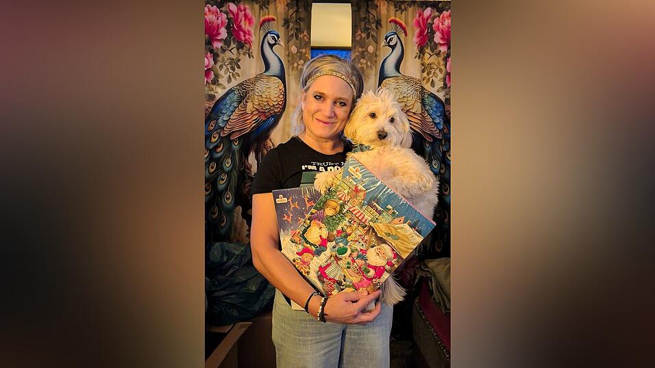 Goass-Wirtin Michi St&ouml;berl und H&uuml;ndin Frieda sammeln wieder Kult-Adventskalender aus der Kindheit.