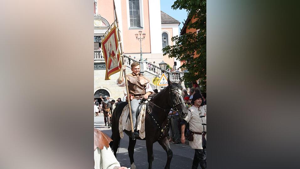 Die schönsten Augenblicke des historischen Drachenstich-Festzuges 2016. Die schönsten Augenblicke des historischen Drachenstich-Festzuges 2016.