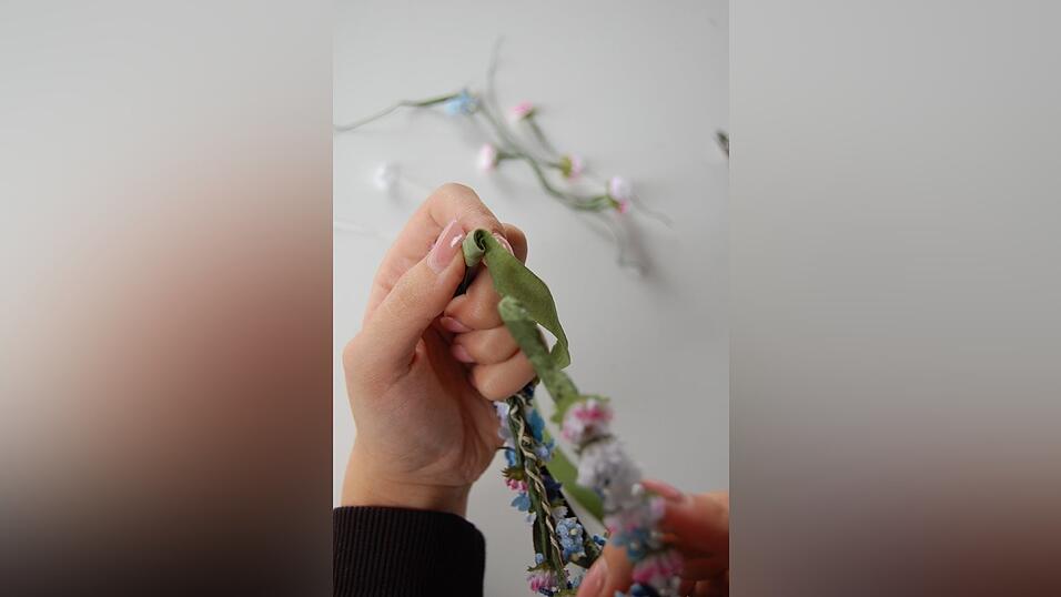 5. Am Ende das Klebeband leicht überstehen lassen, die Enden umbiegen und auch umwickeln, so dass vom Haarreif und vom Draht nichts mehr zu sehen ist. Nicht zu oft über eine Stelle wickeln, damit es nicht zu dick wird. 5. Am Ende das Klebeband leicht überstehen lassen, die Enden umbiegen und auch umwickeln, so dass vom Haarreif und vom Draht nichts mehr zu sehen ist. Nicht zu oft über eine Stelle wickeln, damit es nicht zu dick wird.