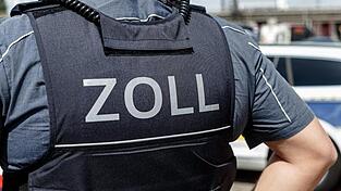 Die Einhaltung des gesetzlichen Mindestlohns war Teil der Zoll-Pr&uuml;fungen in der Fleischwirtschaft. (Symbolbild)