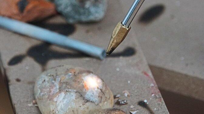 Die Wasserstoffflamme z&auml;hlt zu den hei&szlig;esten &uuml;berhaupt: Sie kann Steine zum Gl&uuml;hen bringen.