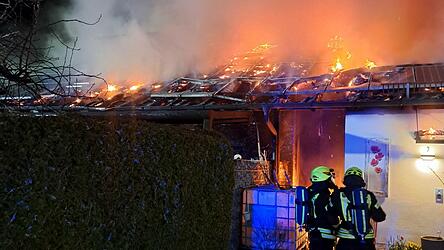 Das Dach des Hauses stand in Flammen.