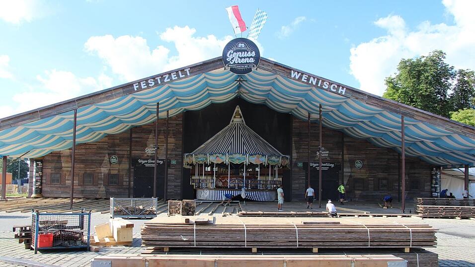 Aufbauarbeiten für das Gäubodenvolksfest. Aufbauarbeiten für das Gäubodenvolksfest.