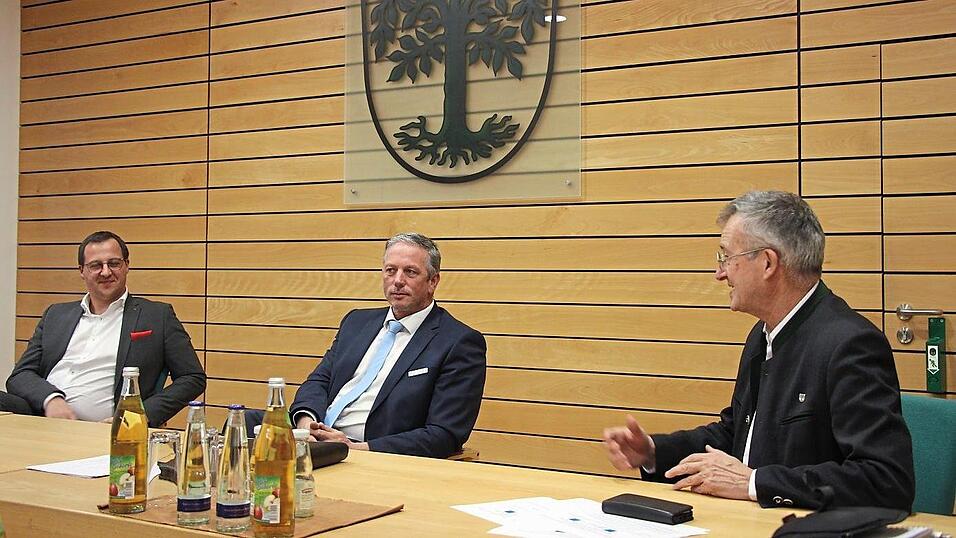 Bürgermeister Markus Ackermann heißt die Fachmänner von Raiffeisenbank und Sparkasse im Rathaus willkommen. Bürgermeister Markus Ackermann heißt die Fachmänner von Raiffeisenbank und Sparkasse im Rathaus willkommen.