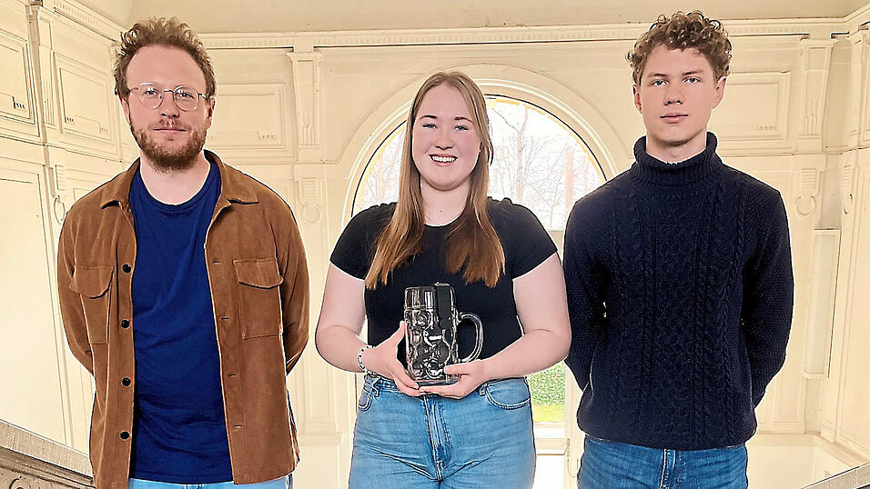 Clara Zuckmantel und Maximilian Wallinger (rechts) haben viel Zeit und Arbeit in das Projekt 'SaveClip' gesteckt. Das Bild zeigt einen Prototypen ihrer Erfindung. Bei ihrem Vorhaben betreute Lehrer Christian Plettl (links) die beiden Schüler. Clara Zuckmantel und Maximilian Wallinger (rechts) haben viel Zeit und Arbeit in das Projekt 'SaveClip' gesteckt. Das Bild zeigt einen Prototypen ihrer Erfindung. Bei ihrem Vorhaben betreute Lehrer Christian Plettl (links) die beiden Schüler.