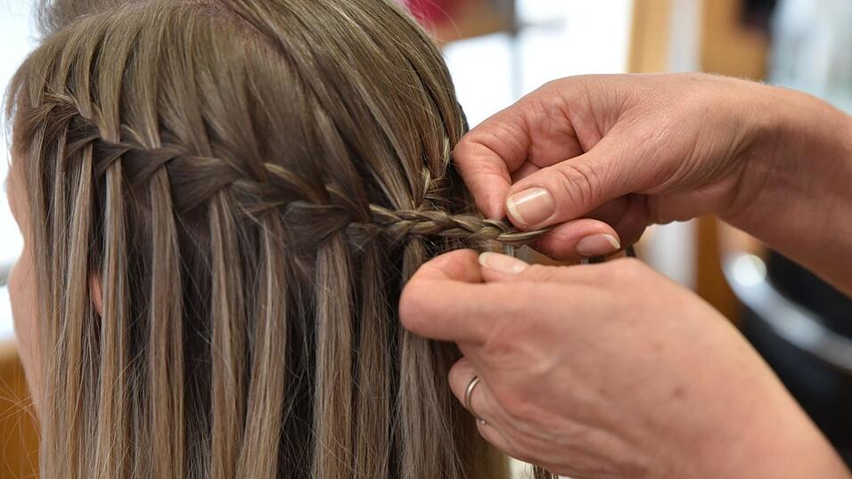 Jetzt die Haare auf der anderen Seite auch zu einem Wasserfall-Zopf flechten. Am Hinterkopf auf Höhe des anderen Zopfes zusammenbinden. Jetzt die Haare auf der anderen Seite auch zu einem Wasserfall-Zopf flechten. Am Hinterkopf auf Höhe des anderen Zopfes zusammenbinden.