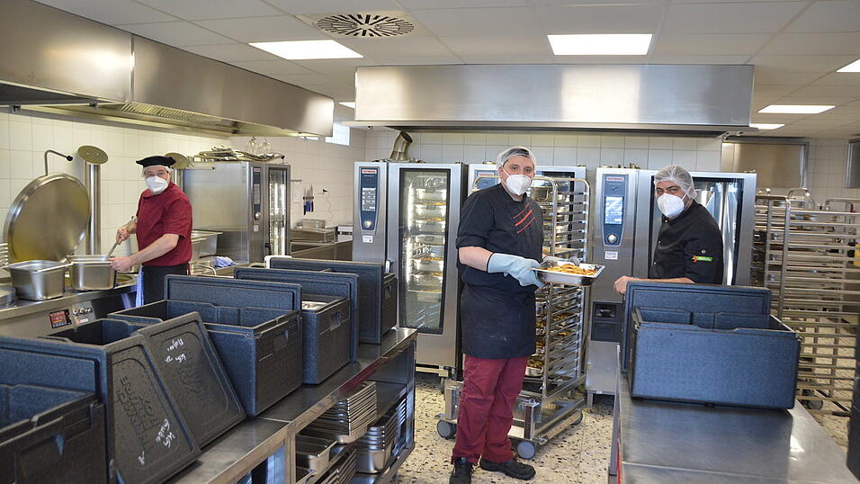 Florian Dietler (r.) befüllt mit seinen Kollegen in der 'Kinderküche' die Behälter für die Auslieferung. Florian Dietler (r.) befüllt mit seinen Kollegen in der 'Kinderküche' die Behälter für die Auslieferung.