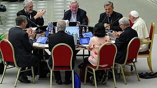 Papst Franziskus (rechts) nimmt an Beratungen der Weltsynode teil. Papst Franziskus (rechts) nimmt an Beratungen der Weltsynode teil.