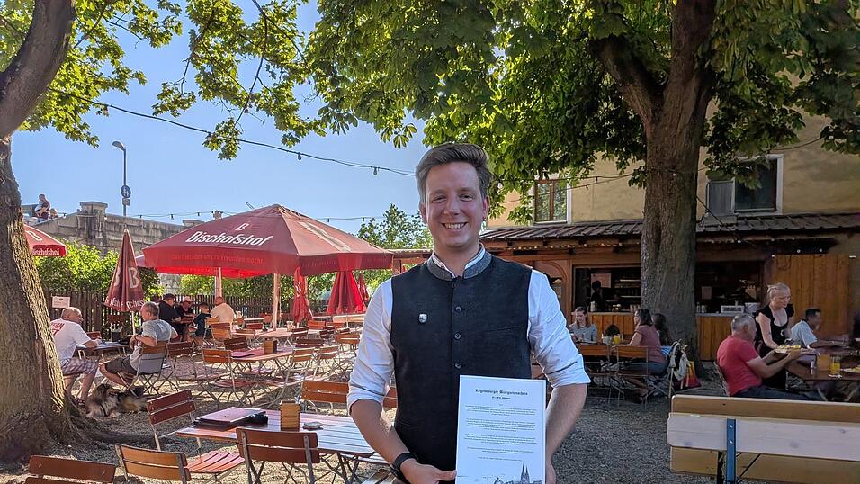 Mit dem „Biergartenschein“ will Tobias Schönberger dazu einladen, auch die kleineren und mittleren Regensburger Biergärten zu entdecken. Dafür hat er eine Art Schnitzeljagd mit acht Stationen entworfen. Mit dem „Biergartenschein“ will Tobias Schönberger dazu einladen, auch die kleineren und mittleren Regensburger Biergärten zu entdecken. Dafür hat er eine Art Schnitzeljagd mit acht Stationen entworfen.
