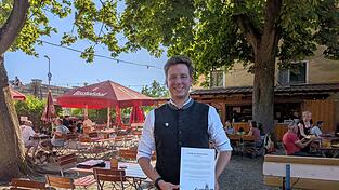 Mit dem „Biergartenschein“ will Tobias Schönberger dazu einladen, auch die kleineren und mittleren Regensburger Biergärten zu entdecken. Dafür hat er eine Art Schnitzeljagd mit acht Stationen entworfen. Mit dem „Biergartenschein“ will Tobias Schönberger dazu einladen, auch die kleineren und mittleren Regensburger Biergärten zu entdecken. Dafür hat er eine Art Schnitzeljagd mit acht Stationen entworfen.