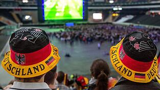 Fußballfans verfolgen beim Public Viewing ein Fußballspiel. Fußballfans verfolgen beim Public Viewing ein Fußballspiel.