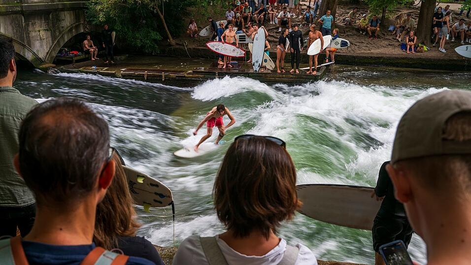 Wellensurfen mitten in M&uuml;nchen - das soll bald wieder m&ouml;glich sein, hoffen Freistaat und Stadt. (Archivbild)