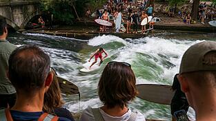 Wellensurfen mitten in M&uuml;nchen - das soll bald wieder m&ouml;glich sein, hoffen Freistaat und Stadt. (Archivbild)