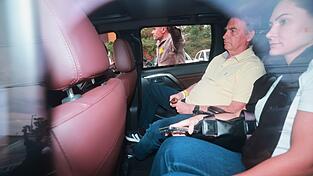 Brasiliens früherer Präsident Jair Bolsonaro verlässt ein Krankenhaus. Brasiliens früherer Präsident Jair Bolsonaro verlässt ein Krankenhaus.