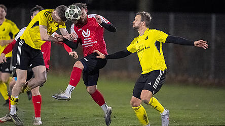 Die Simbacher (in gelb) haben eine intensive Vorbereitung - hier eine Szene aus dem Spiel beim FSV Landau - absolviert und freuen sich nun auf den Auftakt der Restsaison beim FSV/VfB Straubing.