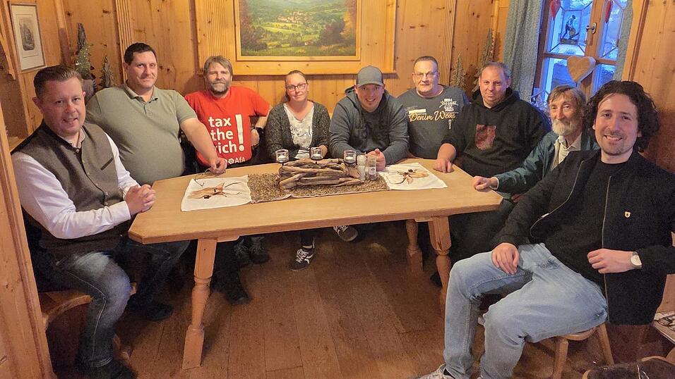 (v.l.) B&uuml;rgermeister Michael Adam, Philipp Gra&szlig;l, Thomas Kaehler, Nicole M&auml;rcz, Florian M&uuml;ller, Joachim M&uuml;ller, Johann Muggenthaler, Christian W&ouml;lfl und Unterbezirksvorsitzender Dennis Sch&ouml;tz