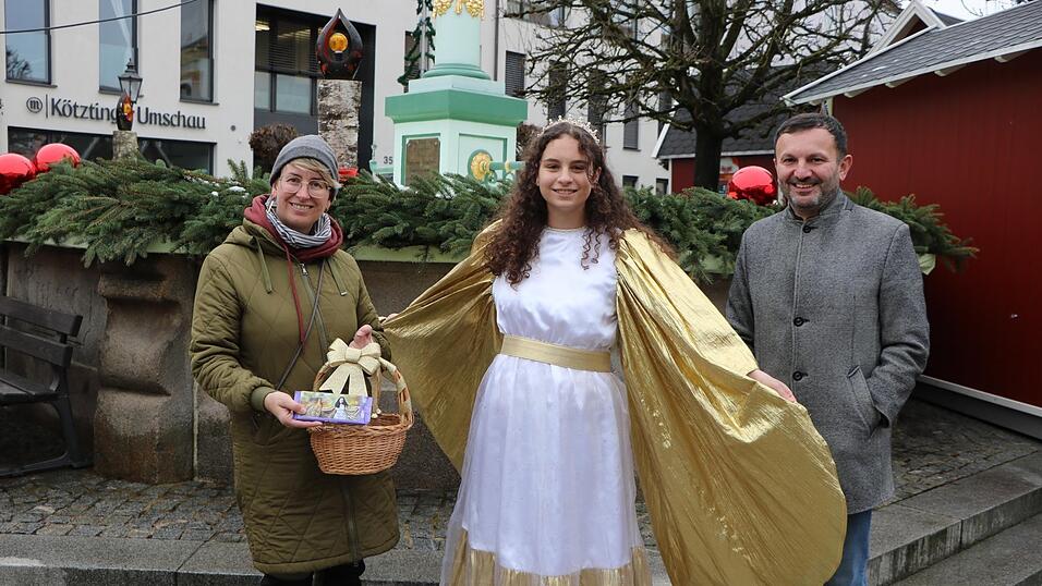 Das Bad K&ouml;tztinger Christkindl Sarah Halm, B&uuml;rgermeister Markus Hofmann und Hauptorganisatorin Steffi Tr&auml;ger warten schon gespannt auf die Er&ouml;ffnung des Christkindlmarktes am Donnerstag.