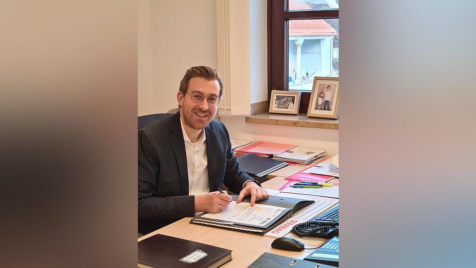 'Die Gemeinde ist der Meinung, dass sich die Unterkunft mit 78 Flüchtlingen nicht in unsere örtliche und soziale Struktur der umliegenden Wohngebiete einfügen lässt und deshalb abzulehnen ist', sagt Schwarzachs Bürgermeister Georg Edbauer. 'Die Gemeinde ist der Meinung, dass sich die Unterkunft mit 78 Flüchtlingen nicht in unsere örtliche und soziale Struktur der umliegenden Wohngebiete einfügen lässt und deshalb abzulehnen ist', sagt Schwarzachs Bürgermeister Georg Edbauer.