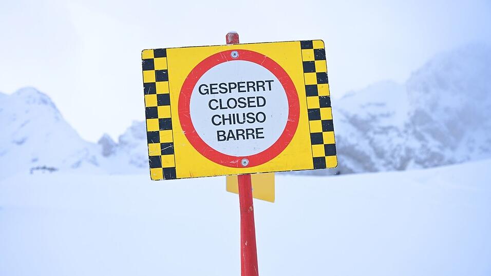 Schilder weisen auf die Gefahr in alpinen Bereichen hin.