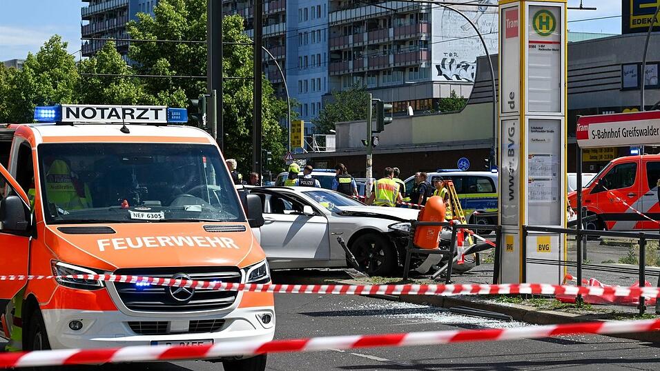 Ein Mensch kam bei dem Unfall ums Leben. Ein Mensch kam bei dem Unfall ums Leben.