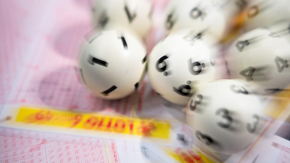 Ein Lottospieler aus Mecklenburg-Vorpommern hat 50 Millionen Euro gewonnen. (Symbolbild) Ein Lottospieler aus Mecklenburg-Vorpommern hat 50 Millionen Euro gewonnen. (Symbolbild)